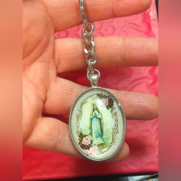 Virgin MARY With Roses KEYCHAIN - Picture 1 of 3